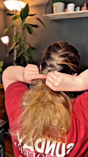 This 10-Second Braid Looks So Pretty🌸 #braid #easybraid #hairstyle #hairtutorial #hairhacks