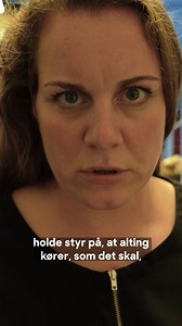 "Der er fandme ikke nogen hjælp at hente" 😓 Mon det lykkes Nielsen (Lise Baastrup) at holde budgettet nede på teatret? Du kan opleve Lise Baastrup i 'Den glade enke 2.0' i rollen som Nielsen – teatrets knastørre DJØF’er og paragrafrykker 👉 https://shorturl.at/P6YfB | Det Kongelige Teater
