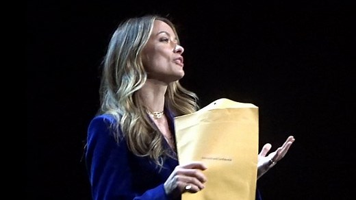 Moment Olivia Wilde served custody papers on stage from Jason Sudeikis