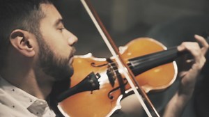 SUL TASTO cuatro amigos que decidieron poner a funcionar sus viejos instrumentos de cuerdas al servicio de otros géneros musicales. El resultado fue fantástico! | Ave Fénix - Cuarteto de Cuerdas