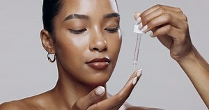 Mulher, soro e rosto para cuidados: vídeo stock (100% livre de direitos) 3589116363 | Shutterstock
