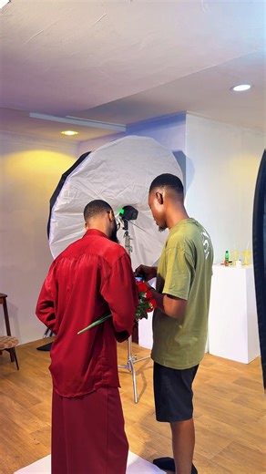 Jabayi Robben on Instagram: "this was the best experince so far during the process of creation one major step is setting up both the studio mood and how you want your light to illuminate the scene. here are the tools that made the project successful. CAMERA Nikon d850 + 85 sigma lens 1.4 Lights Godox Ad600bm + two continuous lights lighting technique {feathering to acqure even skintone). canvas backdrop. EDITING tools 1.capture one for lights and color 2.photoshop cc 2024 for frequence seperatio