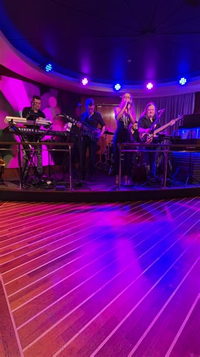 På Color Magic til kiel, Fantastiske Jukebox spiller i Observation Lounge dekk 15 💛😊🍾🥂🎶🎵 ⛴️