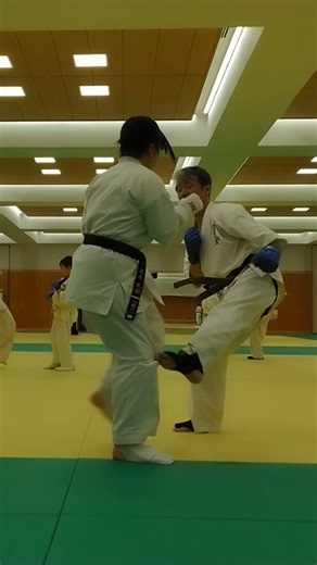 OYAJI空手家 老骨にムチ打ち（＾＾）KARATE女子と切磋琢磨（＾＾） #フルコンタクト空手#沖縄剛柔流空手道#古武道#修道會#極真空手#切磋琢磨 #日本徒手空拳道連盟#生涯武道＃青少年育成