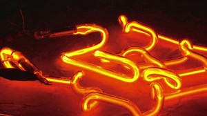 もはや風前の灯火となったネオンライトの製造現場を描いたムービー「The Making of Neon Signs」