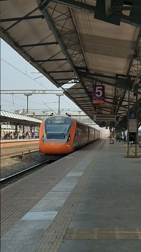 Non stop honking India's most powerful train And Mumbai local train