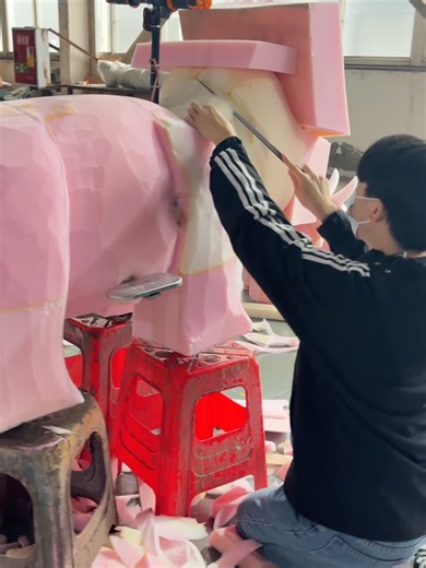 Inside a real dinosaur factory. Watch how our craftsmen build lifelike dinosaur costumes step by step. #DinosaurFactory#DinosaurCostume#HowItsMade#BehindTheScenes#DinosaurMaking #AnimatronicDinosaur#DinosaurWorkshop#OnlyDinosaurs#FactoryLife#Craftsmanship