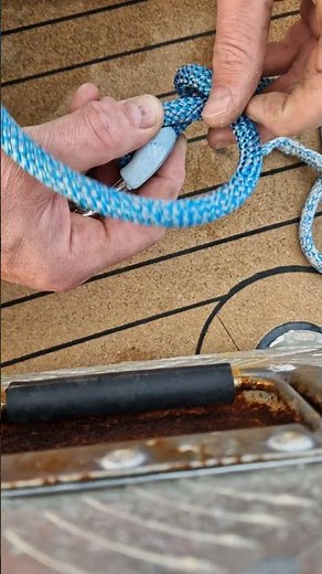 Replacing the main halyard. #halyard #sailing #boatrepairs