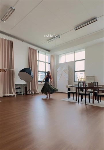 Piece by piece 🏠 looking back on the renovations and moving to our new photo studio feels quite surreal. They always say to trust and enjoy the process, but it’s so hard to do so in the moment 😭 cheers to settling in for a month now 🙏🏻💫 #studio #sgstudio #photographystudio #sgphotography #caperistudio #studiospace