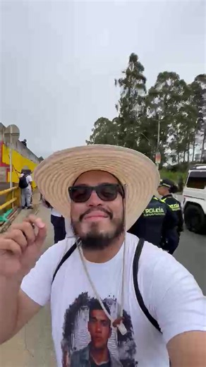 Dijeron que eran rumores. Pero los rumores no tienen rostro. No tienen madres que buscan. No dejan sillas vacías. No cargan el peso de la ausencia. Hoy, desde Llanogrande, personas de diferentes territorios de Antioquia nos encontramos para pintar en colectivo un mural de la memoria y la dignidad, en honor a las más de 7.837 personas víctimas de ejecuciones extrajudiciales. No pintamos solo un muro. Le hablamos al país. Le gritamos al olvido. No fueron rumores. Fueron hijos, hijas, hermanos, her