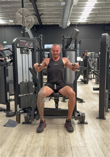 Another day, another chest exercise 🔥 Chasing progress and bringing up the weak spots one rep at a time. No shortcuts, just patience, pressure, and putting in the work. You don’t grow by avoiding weaknesses, you grow by attacking them. DM me for coaching if you’re ready to level up. #gymmotivation #gym #fyp #bodybuilding #gymtok