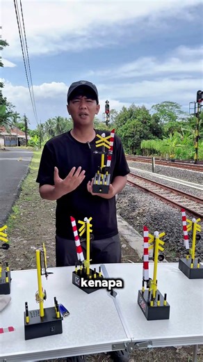 Testing the Gate Toy Before the Train Arrives #gatepalangpintukeretaapi