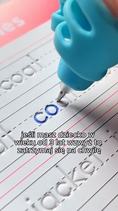 ❗ Jeśli Twoje dziecko dopiero zaczyna pisać, to te zeszyty są dla niego ❗ ✅ Pisz, baw się, powtarzaj bez końca – magiczny tusz znika po kilkunastu minutach, więc zeszyty są wielokrotnego użytku i nigdy się nie nudzą! ✅ Zestaw edukacyjny 4w1 – nauka alfabetu, cyfr, matematyki i rysowania w jednym pakiecie – idealne przygotowanie do szkoły! ✅ Technologia, która uczy – specjalne rowki i uchwyt na długopis pomagają dziecku nauczyć się poprawnego pisania i rozwijać pamięć mięśniową. ✅ Gotowe do użyci