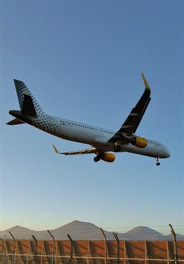 Vueling plane is landing lanzarote airport #vueling #lanzarote #lanzaroteairport #canaryislands #planelanding 21.02.2026