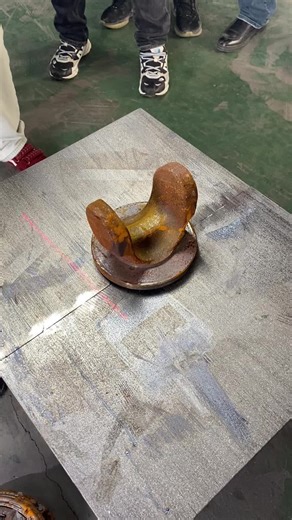 Only one laser is needed to finish rust removal easily #lasercleaning #laserrustremoval