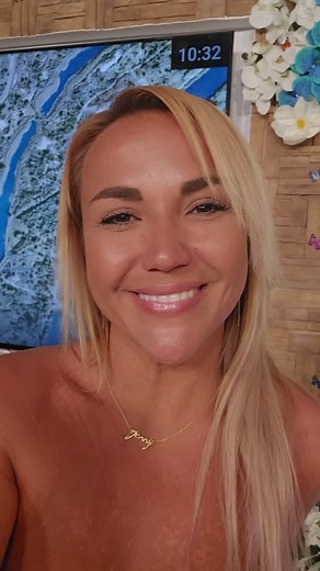 emphasizes the importance of not only focusing on meditations and therapy to let go of emotional stress but also on balancing our body. They explain that our body is a channel, starting from our mouth to our genitals, and by neglecting the lower chakras, we leave physical emotions unattended. These neglected emotions become spheres of negativity inside our bodies. The video encourages viewers to release both emotional and physical stress to maintain a smooth energy flow and stay positive. Destac