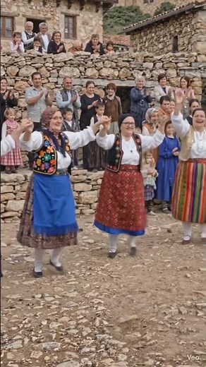 Kadınların muhteşem gösterisi #halay #kurdish #kurtce #öneçıkar #dugunumuzvar #gelin #halaybasi #y