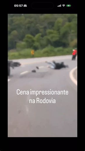 Marcos Maracanã | Jornalista on Instagram: "FLAGRANTE REAL ..Dois motociclistas foram flagrados, um puxando o outro, em duas motos sem placa, na BR 040, em Conselheiro Lafaiete, MG. Num determinado momento, um deles cai e a moto começa a pegar fogo. 0 homem se levanta rápido e monta na garupa do outro. 0 motorista que flagrou os motocilistas andando juntos e também a queda, flagrou a cena sequinte ao incêndio, com eles. Ambos fugiram."