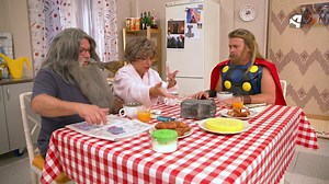 ¡HOY DESAYUNAMOS CON EL DIOS DEL TRUENO! Oregón Televisión presenta: Desayunando con... Thor. Un tipo acostumbrado a luchar contra las fuerzas oscuras más letales de la Humanidad, se tiene que enfrentar en el arranque del día con una pelea sin igual. Sus padres son unos vacilones que le ofrecen solo alimentos que comienzan por "tor". Y el mozo no lo lleva bien, las cosas como son... | OREGON TELEVISION
