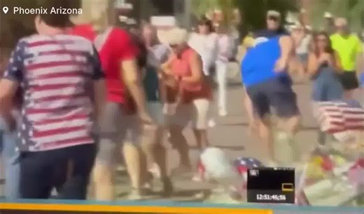 🚨#BREAKING: Watch as a man deliberately desecrated Charlie Kirk’s memorial at Turning Point USA headquarters, kicking over flowers, vases, flags, and balloons as he forced his way through the tribute. Reports say he advanced roughly 15 yards before being subdued by bystanders and promptly taken into custody by police. | Eric Deters for Kentucky and America