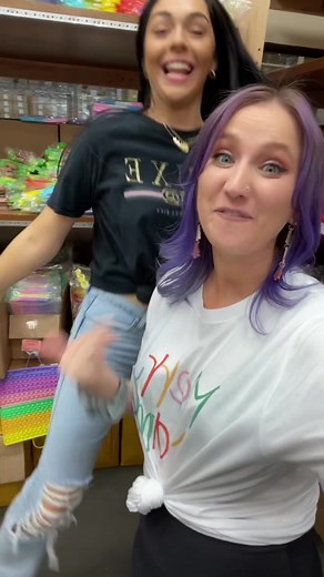 Let’s go shopping in @nicholejacklyne’s fidget wear house! #fidgettoys #fidgets