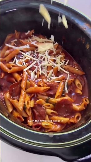 SLOW COOKER PEPPERONI PASTA BAKE