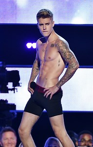 Justin Bieber strips to his undies at 'Fashion Rocks' show - and gets booed