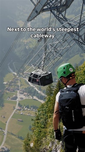 🧗‍♂️ Not for the faint-hearted The Via Ferrata from Mürren to Gimmelwald is no ordinary walk. It takes you along vertical rock faces, over a dizzying suspension bridge and past spectacular views – with a view of the Lauterbrunnen Valley. How to get there: 🚠 Getting to Mürren: Take the steepest cableway in the world from Stechelberg to Mürren. 🧭 Starting point: On the eastern edge of the village of Mürren (near the Sportchalet). Follow the signs for “Via Ferrata.” 🧗‍♀️ Equipment: Via ferrata 