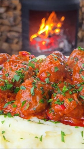 CHIFTELE MARINATE in SOS DE ROSII (Cea mai gustoasa reteta) 🔘INGREDIENTE CHIFTELE: 1 kg carne vita tocata 4 felii de paine inmuiate si stoarse de lapte 2 oua 4 catei usturio sare si piper dupa gust 🔘INGREDIENTE SOS DE TOMATE: 150 gr pasta de tomate marca SULTAN 1 ceapa mare 1 morcov 1 legatura patrunjel jumate de ardei rosu 1 lingurita zahar sare dupa gust 4 foi de dafin 1 lingurita cimbru 500 ml apa #chiftele #chiftelemarinate | Anyta Cooking
