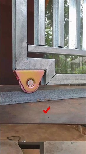 easy trick to reduce the gap when installing gate wheels #skills #welder #fabrication #metalwork