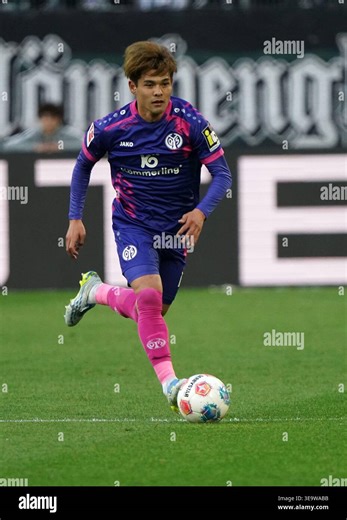 Fussball, 1.BL Saison 2025/2026 Borussia Mönchengladbach vs 1.FSV Mainz 05 , 19.04.2026, Stadion im Borussia Park Mönchengladbach, Kaishu Sano, 1. FSV Mainz 05 Japan, JAP Aktion, Einzelbild Fotocopyright Gladys Chai von der Laage DFL regulations prohibit any use of photographs as image sequences and/or quasi-video Stock Photo - Alamy
