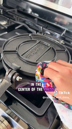 ✨ Flour Tortilla Hack You NEED to Try! 🌮 If you’re tired of rolling out tortillas by hand, this cast iron tortilla press trick will change your life! 🙌 In just a few easy steps, you’ll be making perfectly round, fluffy tortillas in no time. 🥳 I also talked about some tips and tricks to get this hack right! 🔥 Tag a friend who needs to try this or drop a comment if you're giving it a go! 💯 #flourtortillas #tortillas #hack #lifehacks #cooking