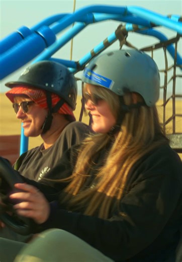 Maneja un Buggy en el Desierto de Paracas! ¿Buscas una experiencia adrenalínica y emocionante? ¡Conduce nuestro buggy arenero durante 2 horas y explora las dunas gigantes, playas únicas y miradores impresionantes de la Reserva Nacional de Paracas! Disfruta de: - 2 horas de conducción intensa en nuestro buggy arenero de alta velocidad - Acceso exclusivo a rutas y miradores secretos - Guía experto para asegurar tu seguridad y diversión - Equipo de protección y seguridad Reserva ahora y vive: - La 