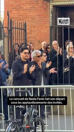Le cercueil de Nadia Farès fait son départ après la cérémonie des obsèques