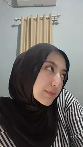 Assalamualaikum kak 😊🙏. Selamat Pagi kak ,semoga sehat selalu🙏😊 BAYANG DI AMBANG SENJA Di tepian senja aku terdiam, Menunggu harapan yang kian kelam, Langit menangis dalam geram, Menghapus jejak yang terasa pedam, Angin berbisik lirih menggam, Menyapu rindu yang terpendam, Hanya bayangmu yang tetap terkam, Melekat erat dalam dendam. Laut bernyanyi dalam dendam, Meneriakan kisah yang suram, Gelombang datang membawa geram, Menenggelamkan cinta yang karam Pada akhirnya aku terdiam Menyadari rin