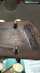 Cette Les Paul Junior 1959 Double Cut a été massacrée. Décapage sauvage, modifs hasardeuses… Je lance sa restauration intégrale : 🔥 refabrication 🔥 vernis nitro 🔥 relic fidèle à l’époque 👉 Épisode 1 : le projet commence ici. Suivez la série, on ne saute aucune étape. #luthierlife #guitarreels #lespaul1959 #relicprocess #guitarvintage #atelier🎸 Chez DNG Guitare, chaque guitare vintage a une histoire à raconter — et notre mission, c’est de la préserver et de la faire briller à nouveau. Depuis