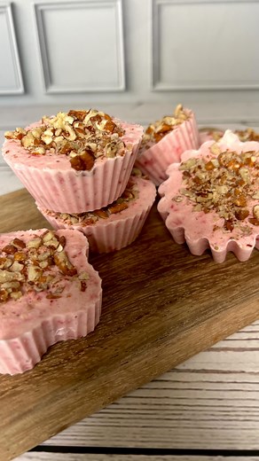 MINI CHEESECAKES DE FRESA SIN HORNO Estos mini cheesecakes son súper ricos y fáciles de hacer y te sacarán de apuro cuando no tengas tiempo de hacer un postre o que tengas antojo de algo dulce. INGREDIENTES: -1 barra de queso crema -1 1/2 taza de fresas picadas -1/2 taza de leche condensada -1 cucharada de esencia de vainilla -Nuez picada para el topping *Lleva al congelador por dos horas #cheesecake #tarta #fresas #postre #antojo #postresindividuales #strawberry #recetafacil #cake #eeeeats | An