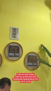 GỬI LẠI QUÊ Xin gửi lại cơn mưa phùn trở dạ Đôi tay run thao thức mộng thương trường Vội trở về chiu chắt lắm yêu thương Mùa ươm gió buốt từ ngần khoé mắt Xin gửi lại bao lời ru khoan nhặt Ngày đưa nôi bên cánh võng ơi à Gửi lại dây trầu xanh nõn giữa phong ba Nồng môi ấm nhớ nụ cười móm mém Hơn một lần nỗi đau giấu nhẹm Rằng vinh quang phải qua lắm đoạn trường Đã bao lần vọng tiếng gọi quê hương Xin quì gối hẹn lời nhơn nghĩa Kiếp tha phương nhọc nhằn thấm thía Công mẹ cha dạy ân đức vẹn lòng T