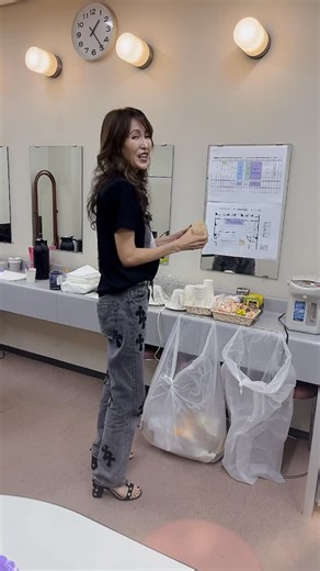 Kudo_shizuka on Instagram: "本日大阪にてファンミーティングがありました💖 よく笑い 質問にゆっくり答える時間もあり、あっと言う間の2時間でした💕 いつも応援してくださる皆さんに、心から感謝しています。 どうもありがとう🙏🩷💕 控え室で水茄子 笑笑笑笑"