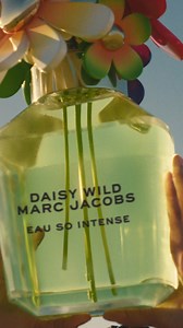 Dziki. Wyrazisty. Intensywny. Poczuj radość podróżowania dzięki Daisy Wild Eau So Intense. Dostępny w perfumeriach Douglas. | Marc Jacobs Fragrances | Facebook