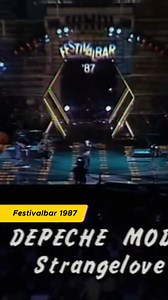 Era il 1987 quando i Depeche Mode salivano sul palcoscenico del Festivalbar per cantare una delle loro canzoni più iconiche: "Strangelove", che compie oggi 38 anni 💜 Formatisi nel 1980 a Basildon, nelle vicinanze di Londra, i Depeche Mode sono riconosciuti come uno dei gruppi più famosi e influenti nel panorama dell'elettronica a livello mondiale. In particolare, con Dave Gahan come frontman, hanno attraversato con la loro musica quattro decadi, inizialmente emergendo nella scena synth pop ingl