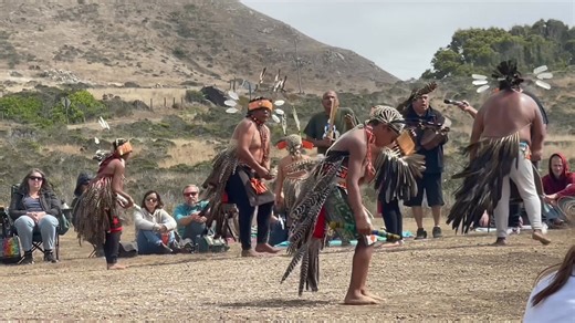 Today, we share a moment of profound beauty and cultural strength: the Sonoma County Pomo Dancers, whose traditions reflect thousands of years of relationship with this land. The Pomo peoples are Indigenous to Northern California, from the Sonoma and Mendocino coastlines to the inland valleys and redwood forests, and their dances carry teachings, stories, and prayers passed down through generations. These are not “performances” in the modern sense. They are living cultural practices that honor t