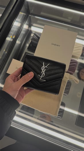 CENSOR EST. 2017 on Instagram: "Thanh toán ví gập #YSL khoá bạc siêu hiếm cho khách hàng tại store 🫶 Đừng quên CENSOR có dịch vụ pick up store các sản phẩm cao cấp với mức giá tốt nhất thị trường nhé quý khách. 🌐 website: https://censor.vn #censorvn #orderkorea #luxury #sneakers"