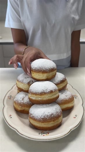 Adi Marom on Instagram‎: "סופגניות עננים במילוי פטיסייר😍 לבצק סופגניות- (יוצא כ30 סופגניות) קילו קמח (אני השתמשתי בשטיבל 650) 50 גרם שמרים טריים (עדיף על יבשים) כוס סוכר = 200 גרם 2 כוסות חלב = 480 גרם 2 ביצים L 100 גרם חמאה קרה חתוכה לקוביות כף מלח = 10 גרם קרם פטיסייר- כוס חלב = 250 גרם 3 חלמונים = 60 גרם מקל וניל / כפית מחית וניל 1/3 כוס סוכר = 60 גרם 1/4 כוס קורנפלור = 25 כרם להקצפה לאחר קירור- 150 גרם שמנת 38% אופן ההכנה : בקערת המיקסר נניח חלב, שמרים, סוכר, ביצה, קמח, חמאה ומלח ונפעיל ללי