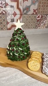 This is the most delicious Christmas tree you'll make 😋🎄 Simple, festive, and perfect for feeding a crowd! 😍 👉INGREDIENTS 300g of cream cheese Parsley to taste Dill to taste Thyme to taste 100g of flaked almonds 1 Pomegranate 50g of string cheese 👉METHOD 1. Lay several layers of food wrap on the worktop, place the cream cheese in the center, and gently close. 2. Give it a conical shape and let it cool for 1 hour in the fridge. 3. When it's solid pass it in a chopped mix of parsley, dill and