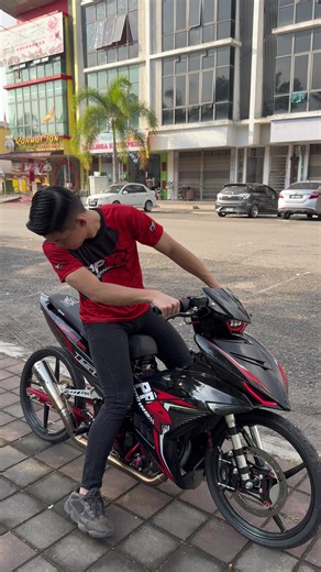 Perry Lee's Stunning Wheelie Moto Cross Skills