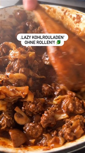 Dieses Rezept von unserem Koch Marco ging letztes Jahr viral 🌟 Warum schwer, wenn’s auch einfach SCHMECKT? 💯 Unser Koch Marco hat den Klassiker Kohlrouladen für Faule neu interpretiert: gleicher Geschmack, entspanntere Zubereitung ohne rollen! Was wohl die Geheimzutat ist? 🤫 Wenn du mehr von Marcos genialen Rezeptideen willst, dann jetzt einmal @kitchenstories_official folgen! 🤝 Zutaten für 4 Personen: - 1 Kopf Spitzkohl - 400 g gemischtes Hackfleisch - 20 g Petersilie - 250 g Pilze - 1 Zwie