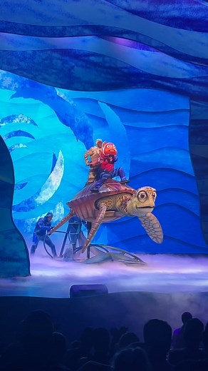 🐠✨ Le spectacle Finding Nemo: The Big Blue... and Beyond! à Disney’s Animal Kingdom ! ✨🐠 Si vous êtes fan de Nemo et de son univers sous-marin magique, ne manquez pas le spectacle Finding Nemo: The Big Blue... and Beyond! à Animal Kingdom ! 🎭🎶 Ce spectacle enchanteur où des marionnettes, des chansons captivantes et des performances époustouflantes vous plongent dans l'aventure de Nemo et ses amis. 🌊🐟 C'est un moment à ne pas manquer pendant votre visite, parfait pour toute la famille ! 🌟 