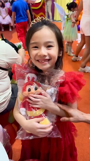 Cute ng Jollibee plushie!! Halloween event at @dessertmuseum 🎀 | My Best Mommy Life