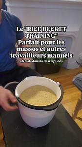 Le Rice Bucket Training, c’est un outil simple mais incroyablement efficace pour les massothérapeutes, thérapeutes manuels et tous ceux qui travaillent intensivement avec leurs mains. Le principe : plonger la main dans un seau rempli de riz pour créer une résistance multidirectionnelle qui renforce les muscles de l’avant-bras, améliore l’endurance et soutient la santé des poignets et des doigts. Voici les 3 exercices du reel : 1️⃣ Main ouverte → fermer dans le riz ➡️ Accent sur les fléchisseurs 